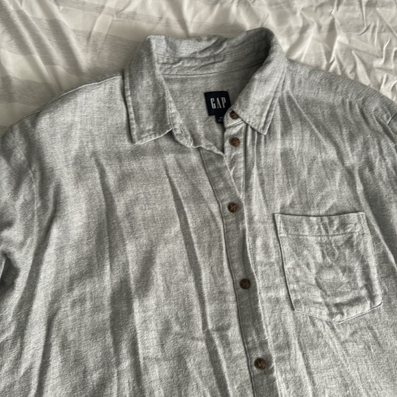 Gap Women’s Light Gray Button Down Shirt - Medium - Picture 2 of 7